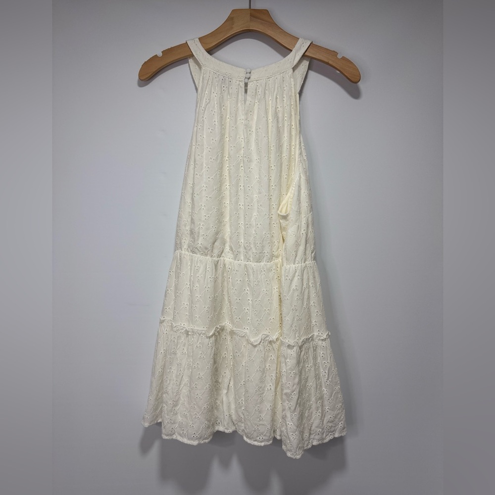 Torrid NWT 1 Sleeveless Blouse White Eyelet Lace Tiered Ruffle Keyhole Back Sz 2 - Picture 3 of 10